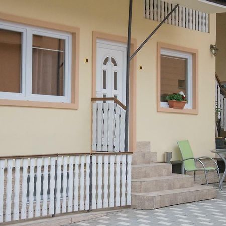Hotel Eszter Vendeghaz Izvoru Crisului Exterior foto