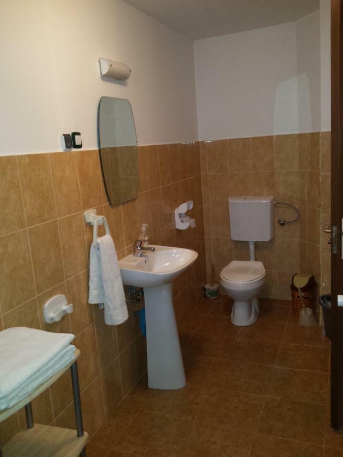 Hotel Eszter Vendeghaz Izvoru Crisului Exterior foto