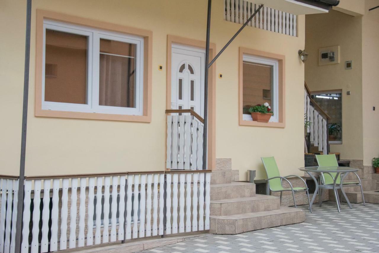 Hotel Eszter Vendeghaz Izvoru Crisului Exterior foto