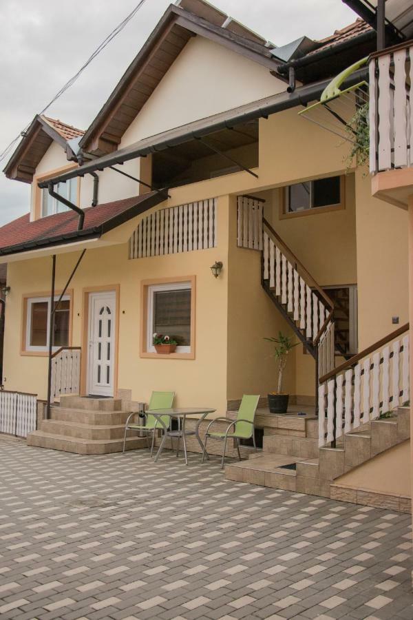 Hotel Eszter Vendeghaz Izvoru Crisului Exterior foto